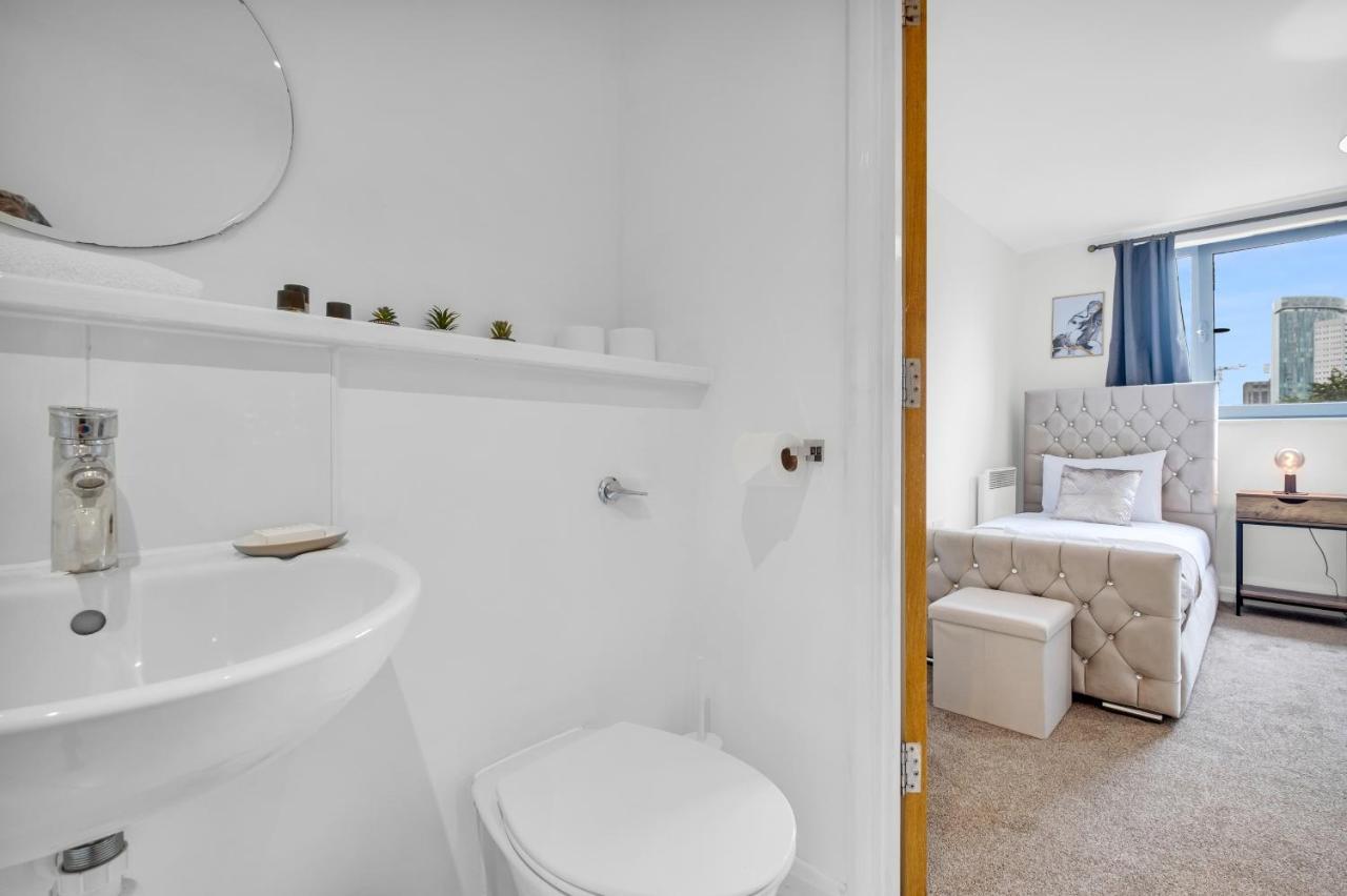 Stylish 4Th Floor 2 Bedroom En Suite City Centre Apartment With Parking By Azura Nights Birmingham Esterno foto