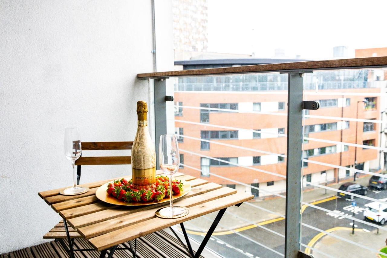 Stylish 4Th Floor 2 Bedroom En Suite City Centre Apartment With Parking By Azura Nights Birmingham Esterno foto